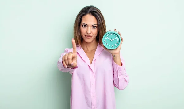 自信満々で自信満々で1位のヒスパニック女性 目覚まし時計のコンセプト — ストック写真