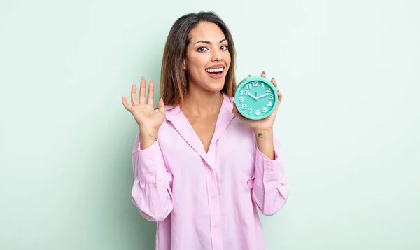 Bonita Mujer Hispana Sonriendo Felizmente Saludándote Con Mano Dándote Bienvenida — Foto de Stock