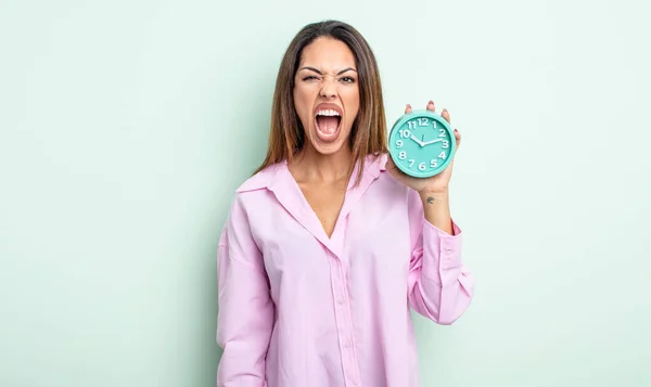 Mujer Hispana Gritando Agresivamente Pareciendo Muy Enojada Concepto Despertador — Foto de Stock