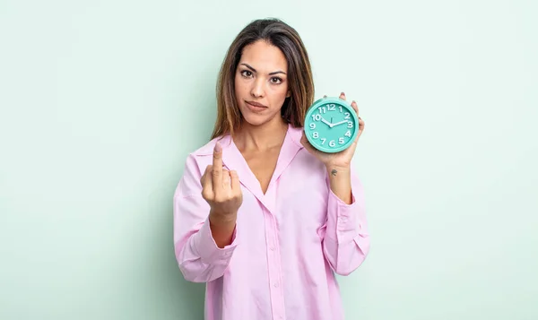 Mujer Hispana Bonita Sintiéndose Enojada Molesta Rebelde Agresiva Concepto Despertador — Foto de Stock