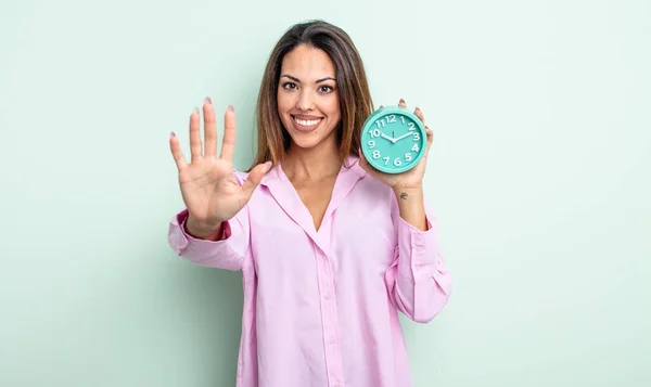 Mujer Hispana Bonita Sonriendo Buscando Amigable Mostrando Número Cinco Concepto — Foto de Stock