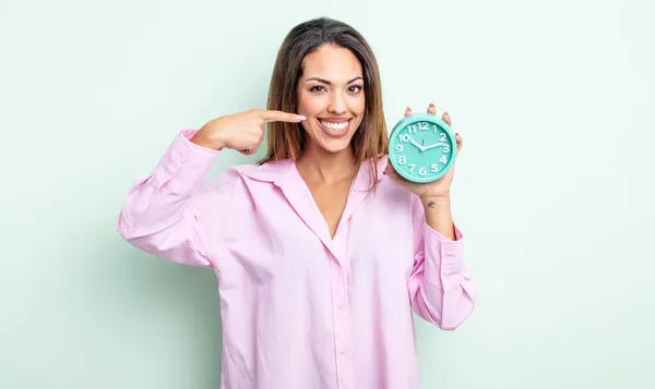 自信を持って笑顔で笑顔を見せるパニック系の女性 目覚まし時計のコンセプト — ストック写真