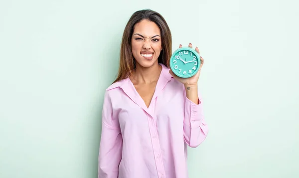 Mujer Hispana Bonita Mirando Perpleja Confundida Concepto Despertador — Foto de Stock