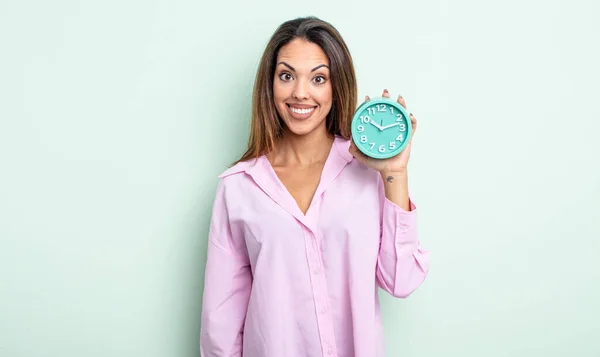 Vacker Latinamerikansk Kvinna Ser Glad Och Positivt Överraskad Väckarklocka Koncept — Stockfoto