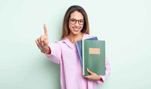 Hübsche Hispanische Frau Die Freundlich Lächelt Und Die Nummer Eins — Stockfoto