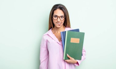 Şaşkın ve şaşkın görünen güzel İspanyol kadın. dizüstü bilgisayarlar kavramı