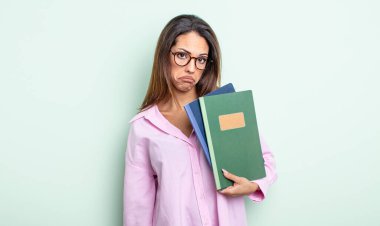 Güzel İspanyol bir kadın üzgün ve mızmızlanıyor. Mutsuz bir bakışı var ve ağlıyor. dizüstü bilgisayarlar kavramı