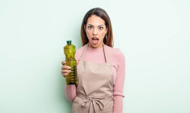 Güzel İspanyol kadın çok şaşırmış ya da şaşkın görünüyor. Zeytin yağı kavramı