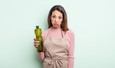 Güzel İspanyol bir kadın üzgün ve mızmızlanıyor. Mutsuz bir bakışı var ve ağlıyor. Zeytin yağı kavramı