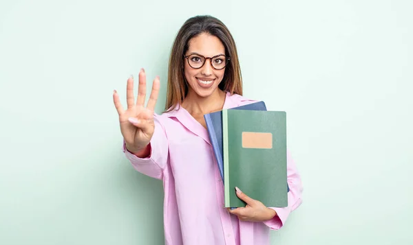 Mooie Spaanse Vrouw Glimlachend Vriendelijk Uitziend Nummer Vier Tonend Notebooks — Stockfoto