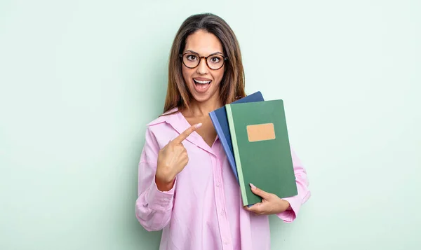 Pretty Hispanic Woman Looking Excited Surprised Pointing Side Notebooks Concept — Stock Photo, Image