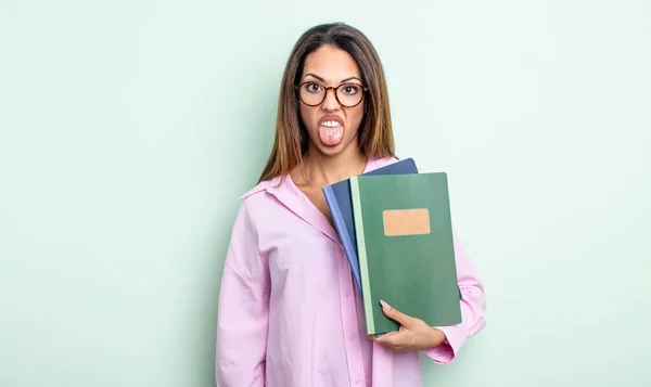 Een Nogal Latijns Amerikaanse Vrouw Die Walgt Geïrriteerd Haar Tong — Stockfoto