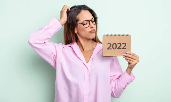 Mulher Bastante Hispânica Sorrindo Feliz Sonhando Acordado Duvidando 2022 Conceito — Fotografia de Stock