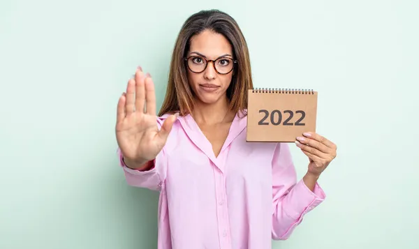 Hübsche Hispanische Frau Mit Ernstem Blick Und Offener Handfläche Die — Stockfoto