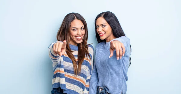 Hübsche Hispanische Frau Die Auf Die Kamera Zeigt Und Dich — Stockfoto