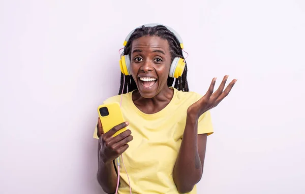 Όμορφη Μαύρη Γυναίκα Αισθάνεται Ευτυχισμένη Και Έκπληκτη Κάτι Απίστευτο Ακουστική — Φωτογραφία Αρχείου