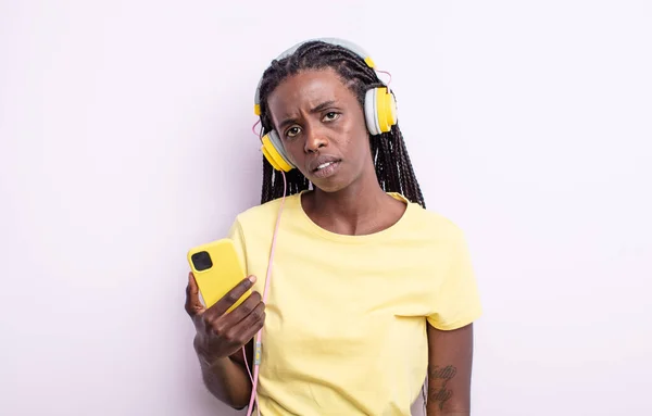 Bonita Mujer Negra Sintiéndose Perpleja Confundida Escuchar Música Concepto —  Fotos de Stock