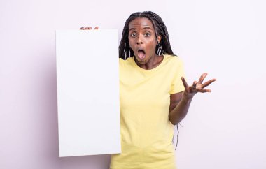 Güzel siyah kadın çok şaşırmış ve şok olmuş hissediyor. boş tuval konsepti