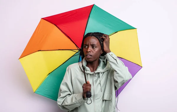 Bonita Mujer Negra Sintiéndose Perpleja Confundida Rascándose Cabeza Concepto Paraguas —  Fotos de Stock