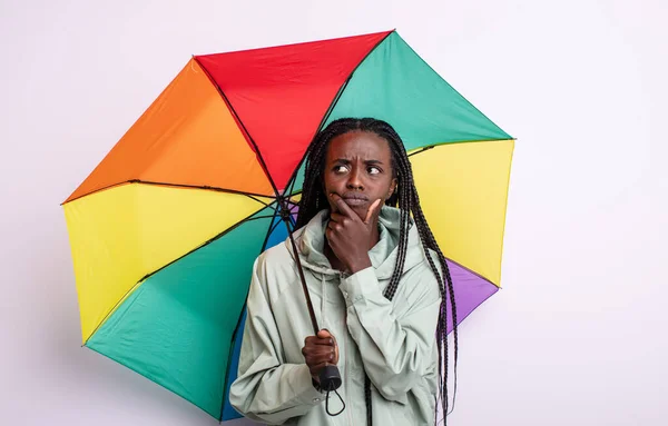 Vacker Svart Kvinna Tänker Känner Sig Tveksam Och Förvirrad Paraplykoncept — Stockfoto