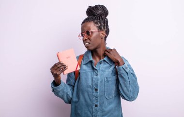 Güzel siyah kadın stresli, endişeli, yorgun ve hayal kırıklığına uğramış hissediyor. ajanda kavramı