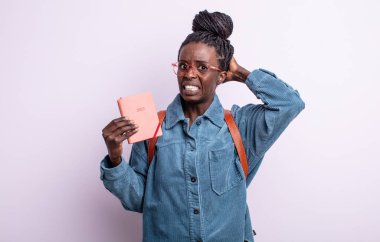 Güzel siyah kadın stresli, endişeli ya da korkmuş hissediyor, elleri başının üstünde. ajanda kavramı