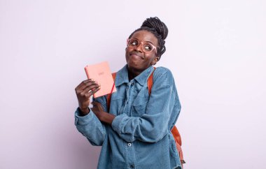 Güzel siyah kadın omuz silkiyor, kafası karışık ve kararsız. ajanda kavramı