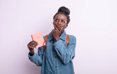 Güzel siyah kadın düşünüyor, kuşkulu ve şaşkın hissediyor. ajanda kavramı