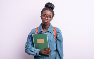 Güzel siyah bir kadın üzgün ve mızmızlanıyor. Mutsuz bir bakışı var ve ağlıyor. Kitap konsepti olan öğrenci