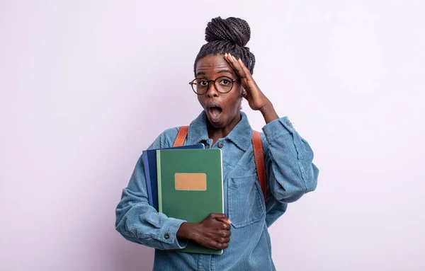 Hübsche Schwarze Frau Die Glücklich Erstaunt Und Überrascht Aussieht Student — Stockfoto