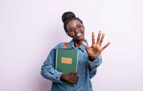 Гарна Чорна Жінка Посміхається Виглядає Доброзичливо Показуючи Яту Студент Концепцією — стокове фото