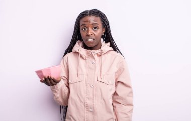 Güzel siyah kadın şaşkın ve şaşkın görünüyor. boş kase kavramı