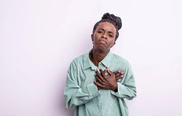 Negro Bonita Mujer Buscando Triste Herido Con Corazón Roto Sosteniendo —  Fotos de Stock