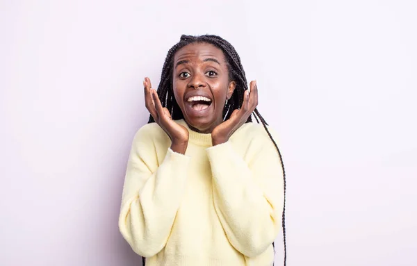 Negro Bonita Mujer Sintiéndose Sorprendido Emocionado Riendo Sorprendido Feliz Debido —  Fotos de Stock