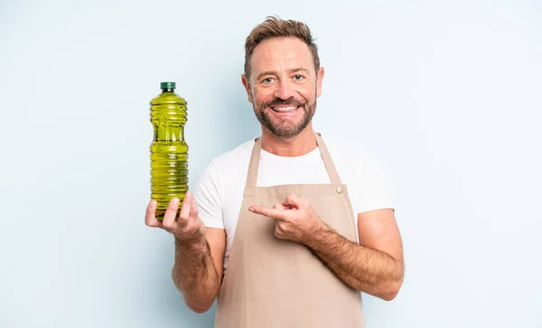 Ein Gutaussehender Mann Mittleren Alters Lächelt Fröhlich Fühlt Sich Glücklich — Stockfoto