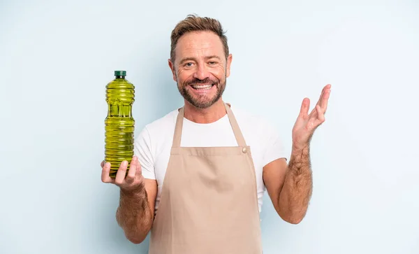 Gutaussehender Mann Mittleren Alters Der Sich Glücklich Fühlt Und Überrascht — Stockfoto