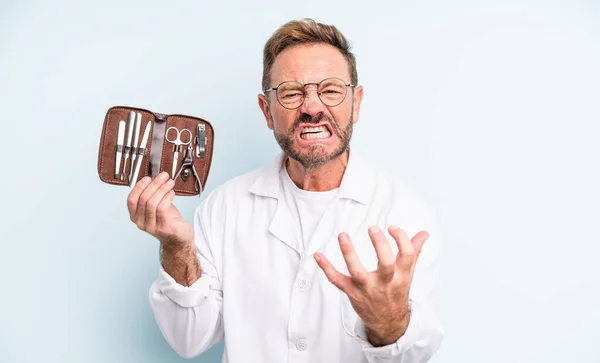 Medelålders Stilig Man Som Ser Arg Irriterad Och Frustrerad Podiatrist — Stockfoto