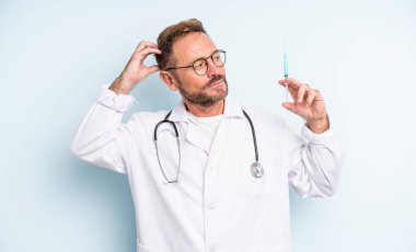 Orta yaşlı, yakışıklı, kafası karışık, kaşınan bir adam. srynge konsepti