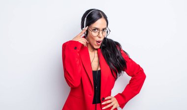 Yeni bir düşünce, fikir ya da konsept edinen oldukça İspanyol bir kadın şaşırmış görünüyor. tele pazarlama kavramı