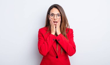 Oldukça İspanyol bir kadın şok olmuş ve korkmuş hissediyor. İş kadını kavramı