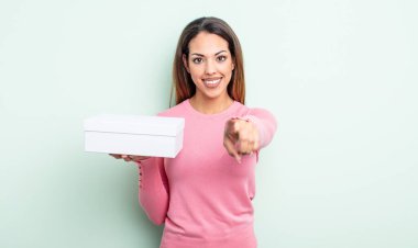 Güzel İspanyol kadın seni seçen kamerayı işaret ediyor. beyaz kutu paketleme kavramı
