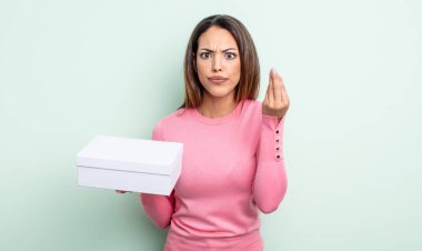 Güzel İspanyol kadın kapiş ya da para hareketi yapıyor, sana ödemeni söylüyor. beyaz kutu paketleme kavramı