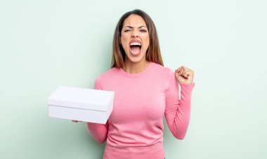 Kızgın bir ifadeyle saldırganca bağıran oldukça İspanyol bir kadın. beyaz kutu paketleme kavramı