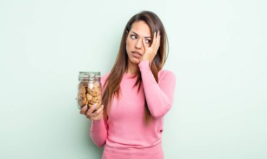 Oldukça İspanyol bir kadın bıkkın, bıkkın ve uykulu hissediyor yorucu bir geceden sonra. kurabiye konsepti