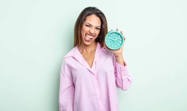 Mujer Hispana Bonita Con Actitud Alegre Rebelde Bromeando Sacando Lengua — Foto de Stock