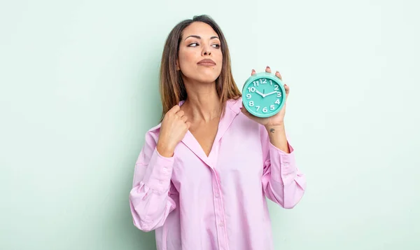 Mulher Hispânica Bonita Que Parece Arrogante Bem Sucedida Positiva Orgulhosa — Fotografia de Stock