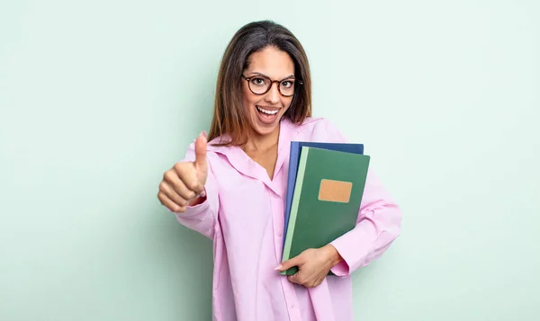 Hübsche Hispanische Frau Die Stolz Ist Und Mit Erhobenem Daumen — Stockfoto