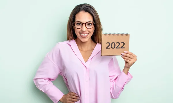 Pretty Hispanic Woman Smiling Happily Hand Hip Confident 2022 Calendar — Stock Photo, Image