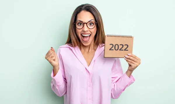 Pretty Hispanic Woman Feeling Shocked Laughing Celebrating Success 2022 Calendar — Stock Photo, Image