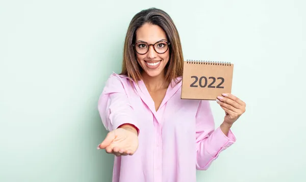Pretty Hispanic Woman Smiling Happily Friendly Offering Showing Concept 2022 — Stock Photo, Image